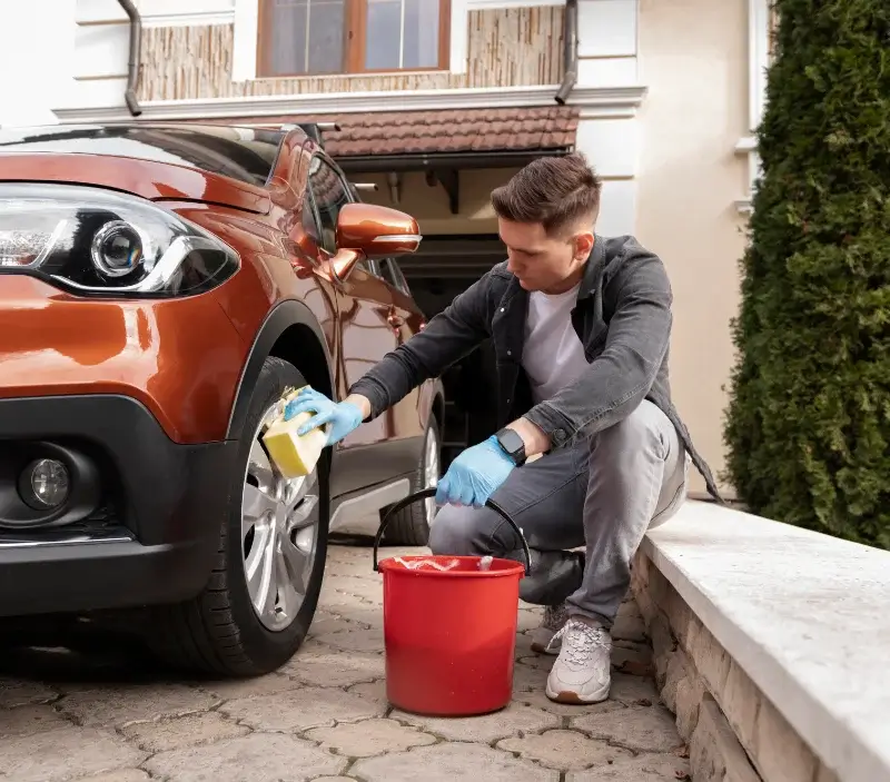 Lavage auto à domicile Gournay-sur-Marne : professionnel intervenant sur un véhicule